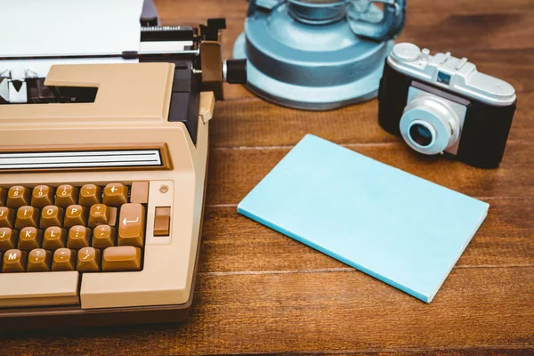 Uitzicht op een oude schrijfmachine en camera — Stockfoto