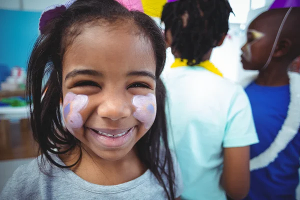 Chica feliz con la cara pintada — Foto de Stock