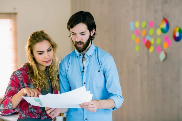 Kreativ-Team betrachtet seine Notizen — Stockfoto