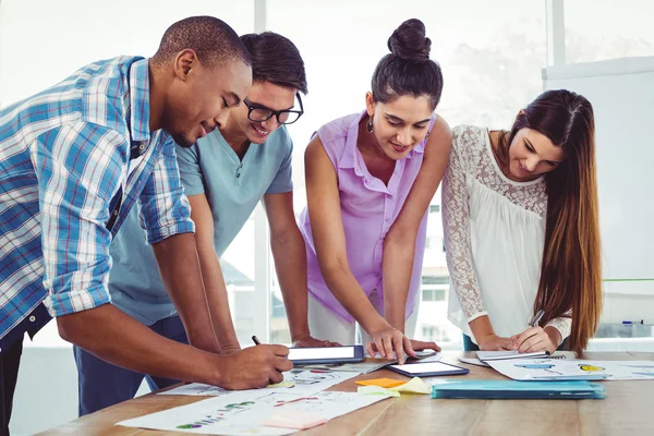 Kreatives Business-Team beim Meeting — Stockfoto