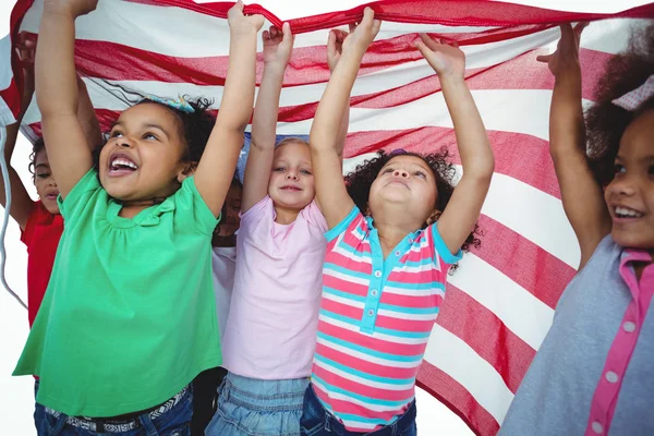 Chicas de pie con bandera americana por encima —  Fotos de Stock