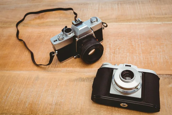 Oude camera's op houten bureau — Stockfoto