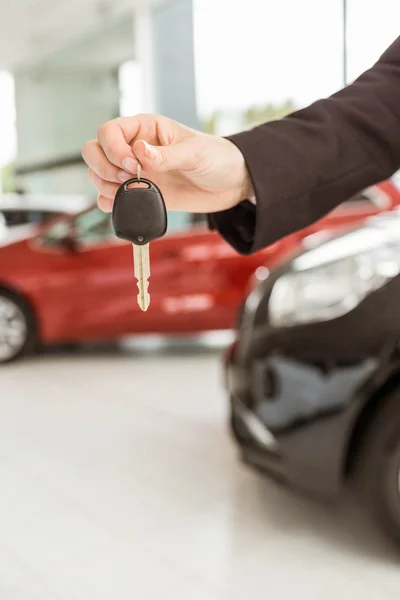 Vendedora sosteniendo una llave del coche — Foto de Stock