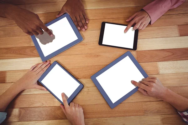 Jovem equipe criativa usando tablets — Fotografia de Stock