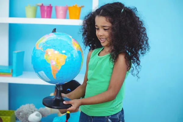 Menina pequena segurando um globo do mundo — Fotografia de Stock