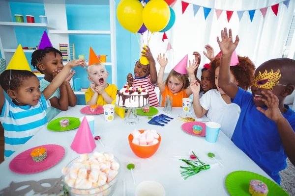 Ενθουσιασμένοι τα παιδιά απολαμβάνουν ένα πάρτι γενεθλίων — Φωτογραφία Αρχείου