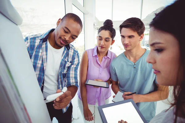 Jonge creatieve team bijeenkomst — Stockfoto