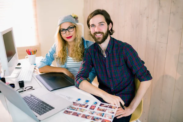 Equipe criativa sorrindo para a câmera — Fotografia de Stock