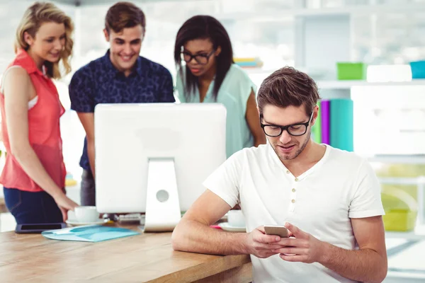 Equipo creativo feliz trabajando juntos — Foto de Stock