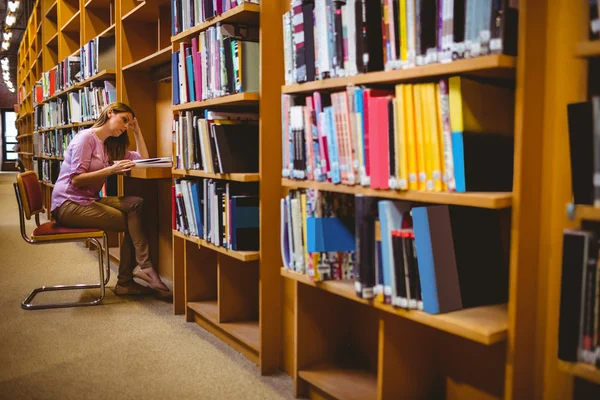 Mogen student i biblioteket — Stockfoto