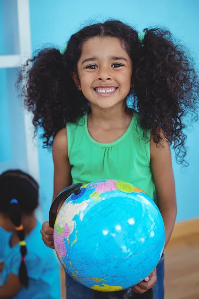 Маленькая девочка держит глобус мира — стоковое фото