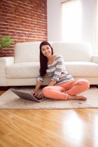 Asiatisk kvinna med laptop på golvet — Stockfoto