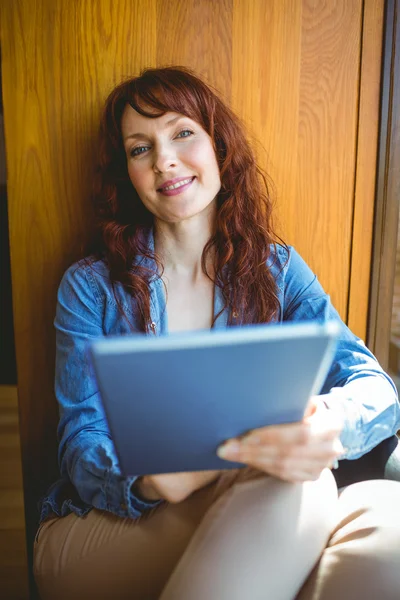 Étudiant mature utilisant une tablette dans un café — Photo