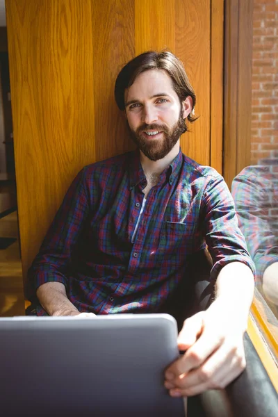 Étudiant hipster utilisant un ordinateur portable en cantine — Photo