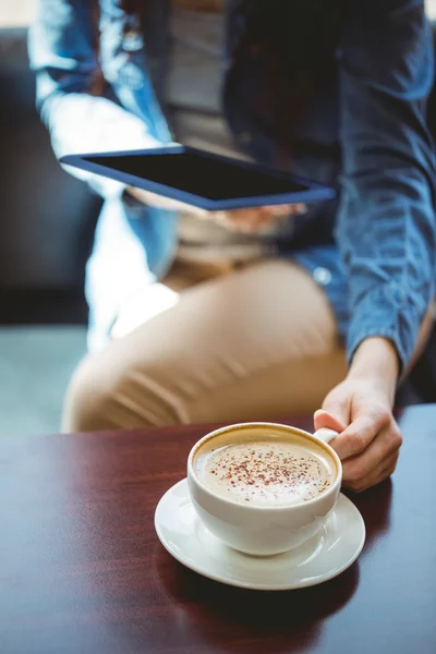 Volwassen student met Tablet PC in café — Stockfoto