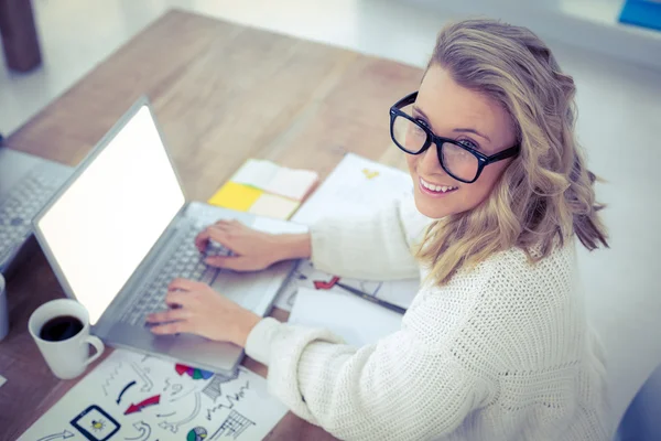 Donna d'affari creativa che lavora sul suo computer portatile — Foto Stock