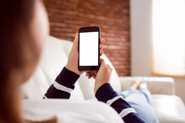 Aziatische vrouw op de Bank met behulp van telefoon — Stockfoto