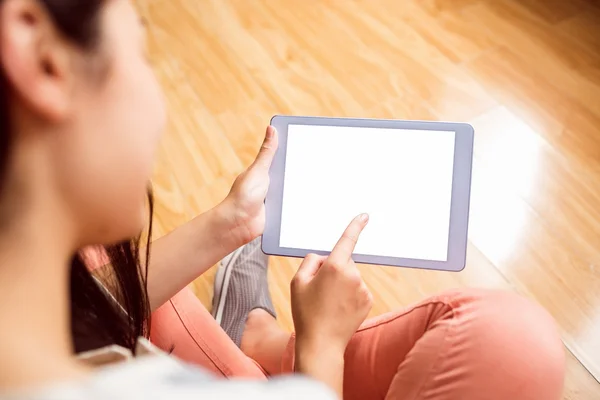 Mulher asiática usando tablet com espaço de cópia — Fotografia de Stock