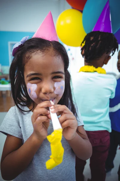 Menina feliz com o rosto pintado — Fotografia de Stock