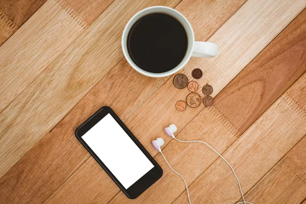 Koffie en zwarte smartphone met witte koptelefoon — Stockfoto