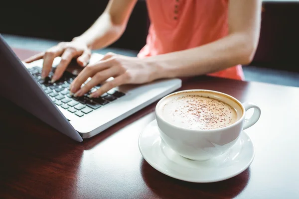 Studente maturo utilizzando il computer portatile in caffè — Foto Stock