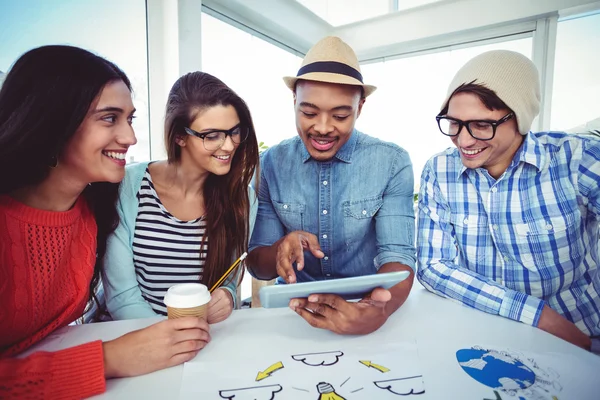 Equipe criativa tendo uma reunião — Fotografia de Stock