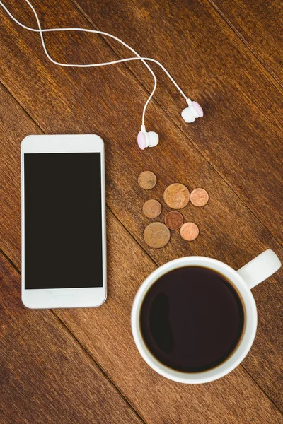 Vista de um smartphone branco com uma xícara de café — Fotografia de Stock