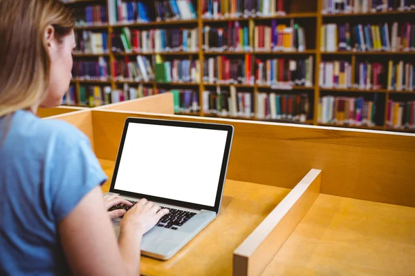 Mogen student i biblioteket med laptop — Stockfoto