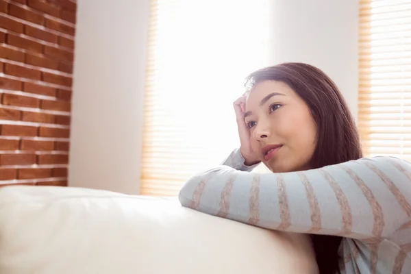Asiatische Frau entspannen auf der Couch — Stockfoto