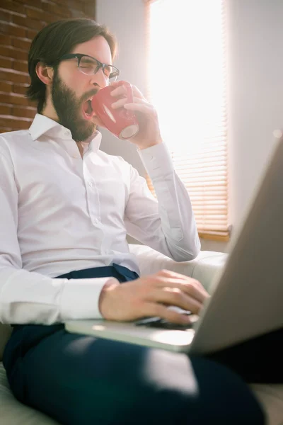 Homme d'affaires utilisant un ordinateur portable sur le canapé — Photo