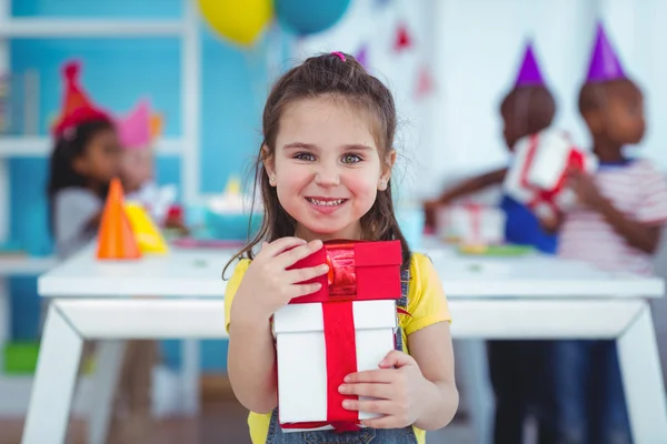 Glückliche Kinder auf einer Geburtstagsparty — Stockfoto