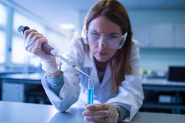 Wissenschaftler spritzt Chemikalie ins Reagenzglas — Stockfoto