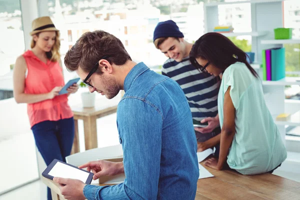 Kreatives Unternehmerteam arbeitet hart zusammen — Stockfoto