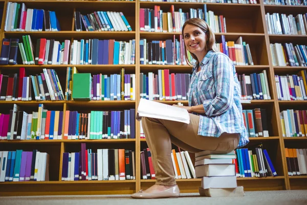 Dojrzały student w bibliotece — Zdjęcie stockowe
