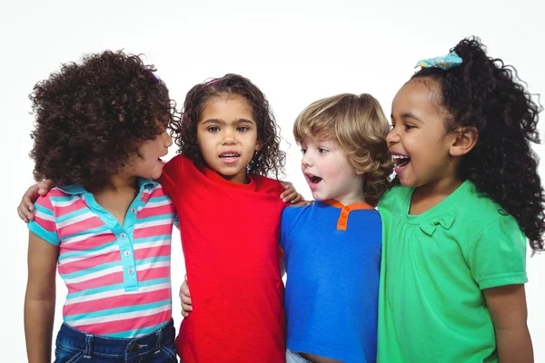 Vier Kinder stehen zusammen in einer Reihe — Stockfoto
