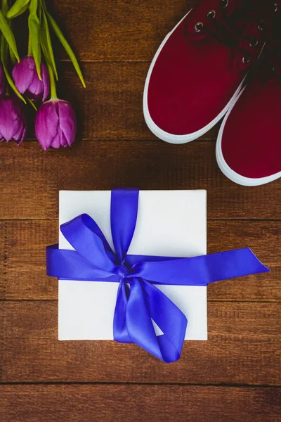 Weergave van sneakers en blauwe gift — Stockfoto