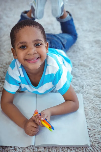 Smiling kids drawing pictures on paper — Stock Photo, Image
