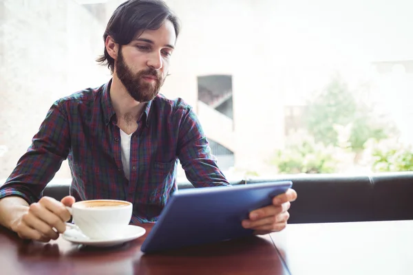 Hipster 학생 식당에 태블릿을 사용 하 여 — 스톡 사진