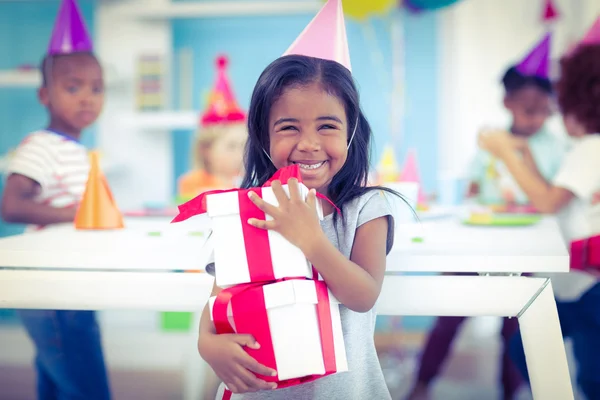 Lachende meisje op het verjaardagsfeestje — Stockfoto