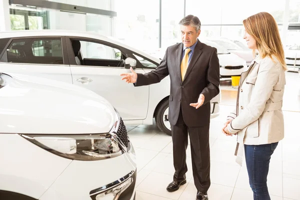 Vendedor mostrando carro ao cliente — Fotografia de Stock