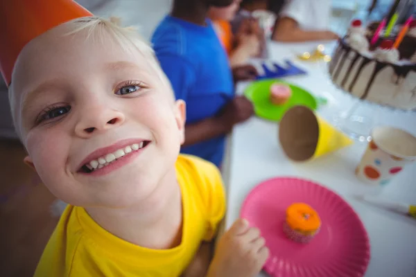 Glada barn njuter en födelsedagsfest — Stockfoto