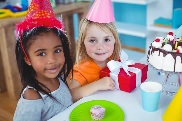 Niños emocionados disfrutando de una fiesta de cumpleaños — Foto de Stock