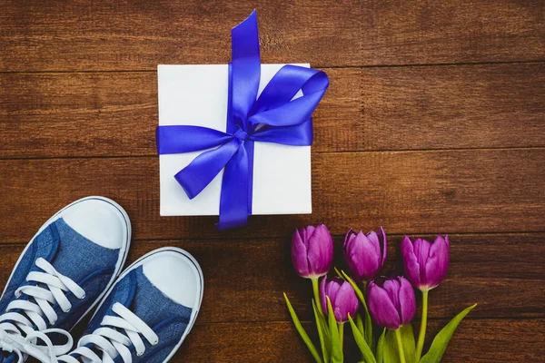 Weergave van sneakers en blauwe gift — Stockfoto