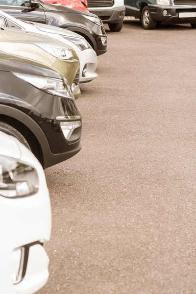 Fila de coches nuevos en la sala de exposición de coches nuevos —  Fotos de Stock