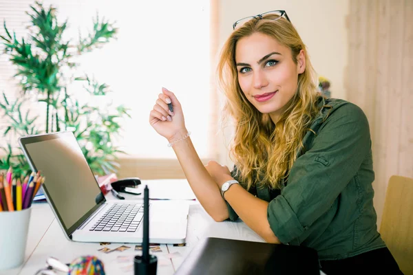 Pretty blonde working at desk — Stock Photo, Image