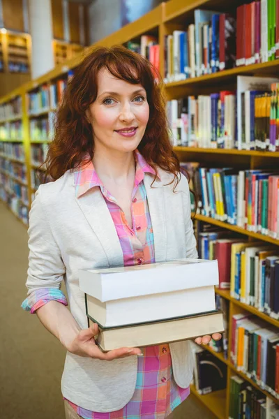 Mogen student i biblioteket — Stockfoto