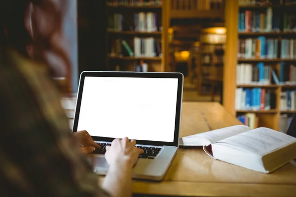 Mogen student som studerar i biblioteket — Stockfoto