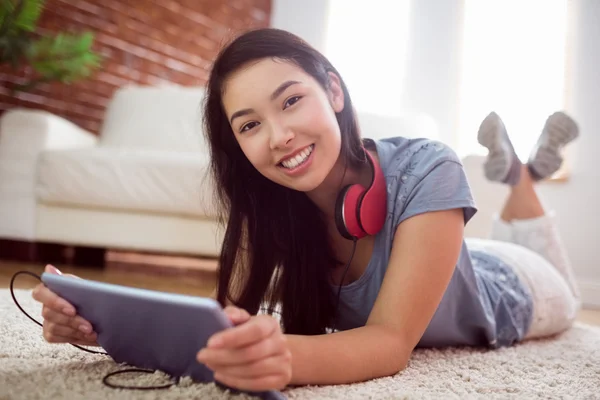 Asian woman using tablet on floor — Stock Photo, Image