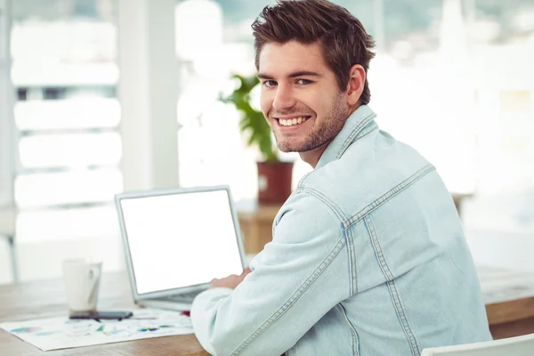 Empresario creativo trabajando en su portátil — Foto de Stock