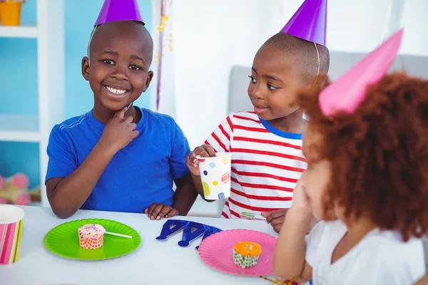Bambini eccitati che si godono una festa di compleanno — Foto Stock